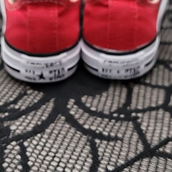 Red Low Top Chuck Taylor's All Star Youth Size 1 - Picture 9 of 10